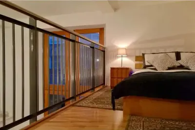 Image de Central Mezzanine Apartment in Historic School