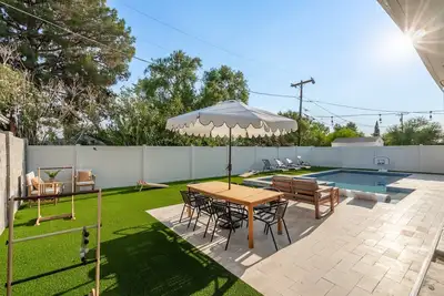 Image de 4 bedrooms in one of the most popular + charming neighborhoods in Arcadia