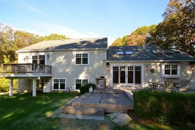 Image de Roomy 4bd+ Home--Central A/C, Deck, Fire Pit, Private Yard & Outdoor Shower
