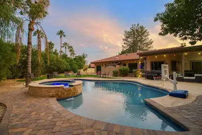 Luxury 4br Oasis with Private Pool & Spa