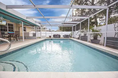 Image de Private heated pool. Shark teeth, close to beaches, downtown, shopping, biking…