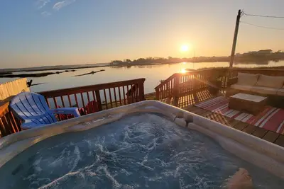 Image de Romantic Waterfront reading retreat with hottub and Reading retreat.