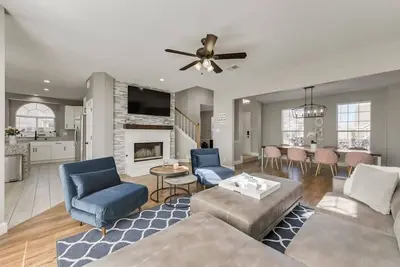 Image de Luxury 5 Br, Jacuzzi, Gym, Near Lake for large Fam