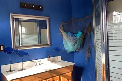 Image de Remodeled home, close to lake for swimming, playground