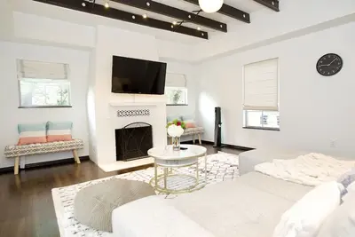 Image de Sun-Filled Home Away from Home