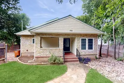 Image de Spacious, well-appointed home with dog-friendly fenced yard - 1 mile to downtown