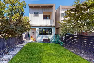 Image de Hip South 1st Home w/ Balconies & Yard – Walk to Dining & SoCo Entertainment