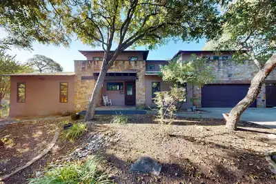 Image de Charming home with balcony, firepit, & 2 living rooms - near dining & music