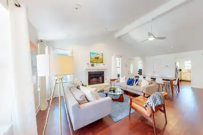 Image de Stylish hideaway dog-friendly with backyard - close to Zilker Park & Downtown