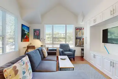 Image de Modern, Dog-Friendly Flat with WiFi & Garage Parking - Unbeatable Location