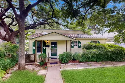 Image de Chill-Ville: Hip South Austin Hangout w\/ Unique Features - Fall Discounts