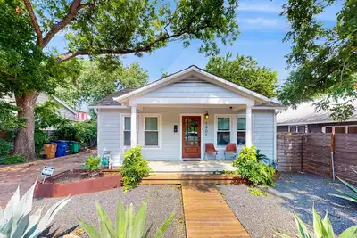 Image de Lavish home with firepit - 1 block to cafes, fine dining, shops & entertainment