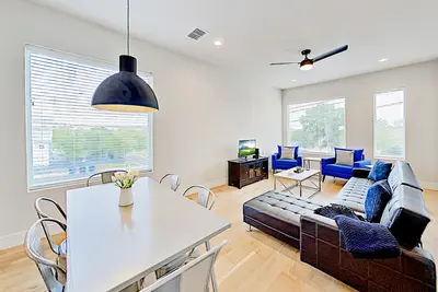 Image de Lavish eastside retreat with private rooftop deck near dining & entertainment