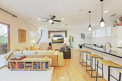 Image de Luxury Home w/ Rooftop Deck, Putting Green | Walk to SoCo & Zilker Park