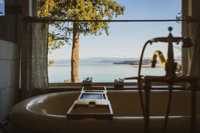 Image de Huge House-Ocean Views-Hot tub! -pet friendly