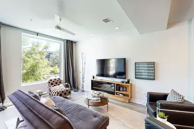 Image de East-Side Urban Retreat w/ Balcony, Pool & Gym - Near Downtown & Lake