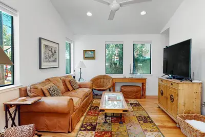 Image de Stylish east Austin home with central Ac, washer\/dryer, & patio