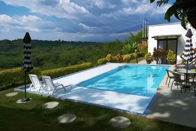 Image de Secluded 3br Spacious Villa in Tebaida: Chic Pool, close to Parque de Cafe.