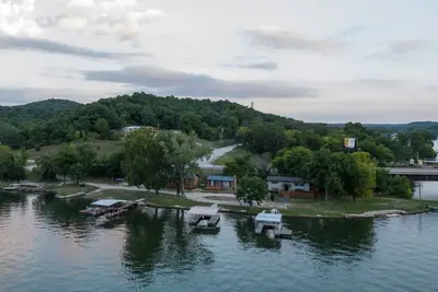 Image de Private Island Retreat with 500' Level Lakefront & 3 Houses with Private Docks! !