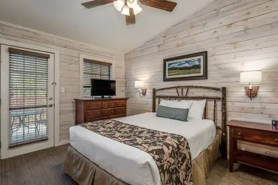 Image de Many activities in the area - zoo, space center, boat cruises