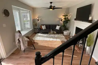 Image de Centrally located, fenced in backyard