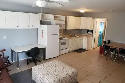 Image de Centrally Located Mesa Studio