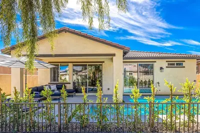 Walk to Coachella! Desert Paradise- with arcade games & Private Pool!