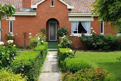 Image de A cozy art deco farmhouse within walking distances to all amenities in town.