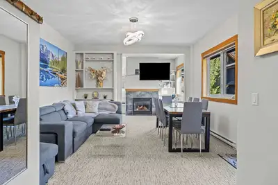 Image de Rockies View Soak- hot tub, pool, free parking, view, 3br, sleeps 10 -Tl