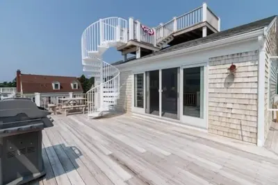 Image de Great 4 Bedroom home with a lovely upper deck with views of Nantucket Sound