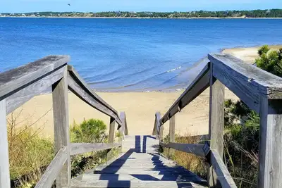 Image de Lt. Island 4bd Waterfront Beauty--Right On The Beach, A/C, Screen Porch, Deck & Direct Water Access