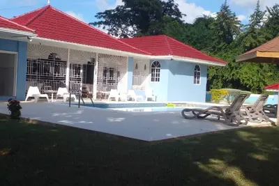 Image de Forget your worries in this spacious and serene villa.