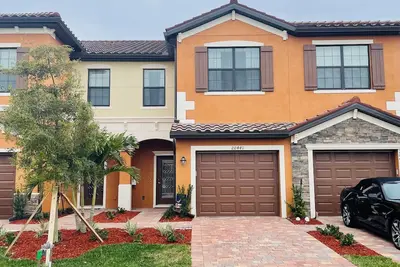 Image de Luxury-Gran Paradiso 3 Bedroom/ 2. 5 Bath Townhouse /High End Amenities