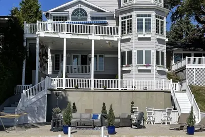 Image de The Premier Syracuse Lake Wawasee lakefront home, sleeps 20, new furniture