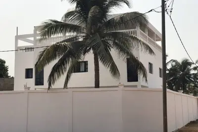 Image de Beautiful 2 story beach house with an ocean view on the rooftop.