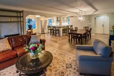 Image de Fully-furnished rental in Grosse Pointe. Great for weddings and extended stays.