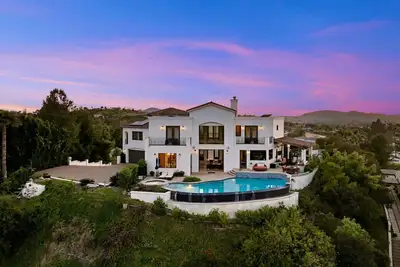 Image de Hillside Family Oasis: Infinity Pool & Sunset Spa