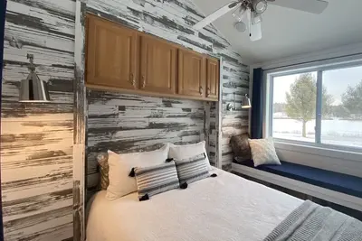 Image de Cozy Lakeside Tiny Home, Near Skiing with hot breakfast, lunch included