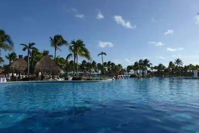 Image de Beachfront Resort with 30 pools and 17 bars & restaurants onsite