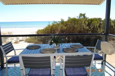 Image de Absolute beachfront 2 bedroom unit Sandy Feet 3