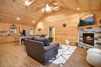 Image de Charming and Cozy 3bdr Cabin Across From Convention Center | Fast WiFi | Hot Tub
