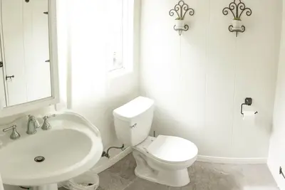 Image de Charming and Romantic Historic Cottage by the World's Safest Beach