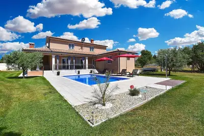 Image de Villa avec piscine et tennis de table