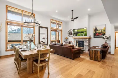 Image de Brand New Spring Creek Penthouse