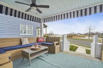 Image de Lakefront beach house, newly furnished, w/amazing location, porch and amenities!