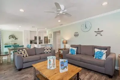 Image de Charming, cozy with a coastal vibe family sized villa, 15 min walk to the beach.