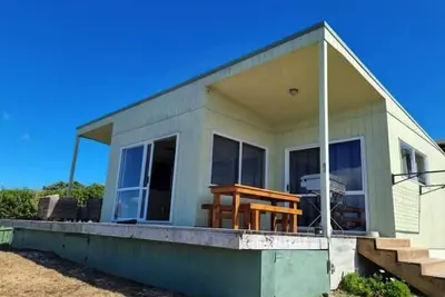 Image de Stunning views of the bay - 2 min to the beach!
