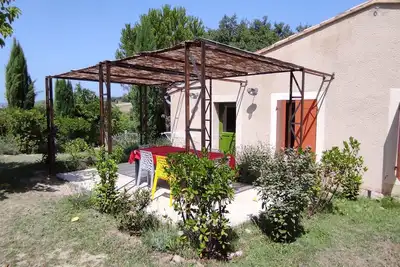 Image de Gîte Lavande, entre vignes et oliviers.