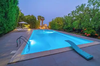 Image de Elégant, dans le village, piscine privée, terrain de football