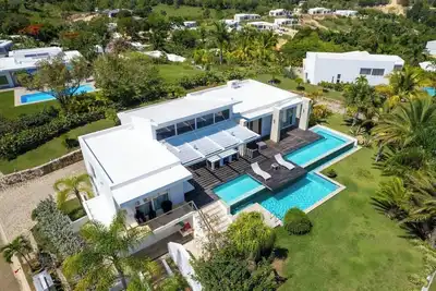 Image de V12 Casa Summerhill  · Luxury villa w/ 2-level pool + bar and pool table